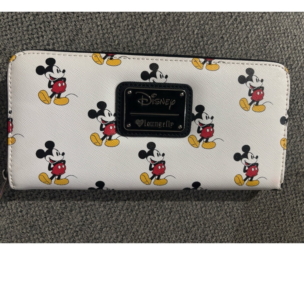 New Disney 🏰 Loungefly Mickey Mouse Wallet